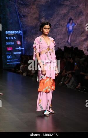 New Delhi, Indien. 14 Apr, 2018. Modelle Spaziergang auf der Rampe und Präsentation der Sammlung von Designer Samant Chauhan während der Amazon India Fashion Week. Credit: Jyoti Kapoor/Pacific Press/Alamy leben Nachrichten Stockfoto