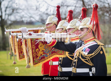 Mitglieder der Household Cavalry test Fanfaren-trompeten, die ein wichtiger Bestandteil im Mai Royal Wedding spielen könnte, Richard Smith (M I) Ltd North Yorkshire Workshop, nachdem das Unternehmen vom Verteidigungsministerium in Auftrag gegeben wurde, in 20 Trompeten für eine Reihe von königlichen und festlichen Anlässen verwendet werden. Stockfoto