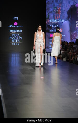 New Delhi, Indien. 14 Apr, 2018. Modelle Spaziergang auf der Rampe und Präsentation der Sammlung von Designer Samant Chauhan während der Amazon India Fashion Week. Credit: Jyoti Kapoor/Pacific Press/Alamy leben Nachrichten Stockfoto