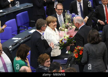 Berlin, Deutschland. 14 Mär, 2018. Angela Merkel (CDU) wurde zum vierten Mal heute als Bundeskanzler in der Bundesrepublik Tag in Berlin gewählt. Quelle: Simone Kuhlmey/Pacific Press/Alamy leben Nachrichten Stockfoto