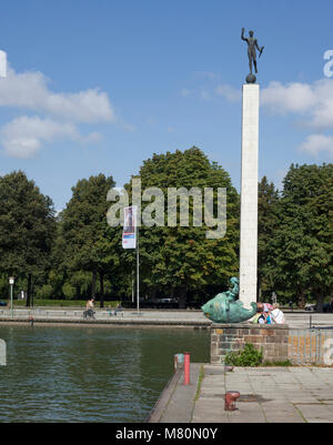 FackelträgerTorchbearer der Spalte am Maschsee, Hannover, Niedersachsen, Deutschland, Europa Ich bin Fackelträger-Säule Maschsee, Hannover, Niedersachsen, Stockfoto