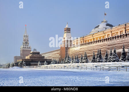 Kreml Wände Bedeckt Schnee in der Morgendämmerung Stockfoto
