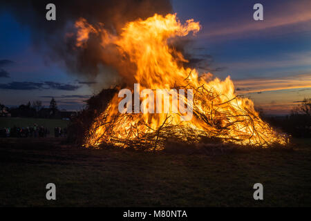 Alte deutsche Tradition: großes Osterfeuer mit hohen Flammen Stockfoto