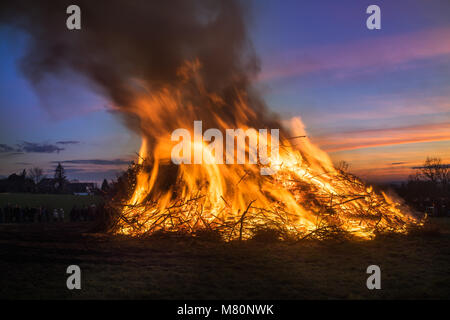 Alte deutsche Tradition: großes Osterfeuer mit hohen Flammen Stockfoto