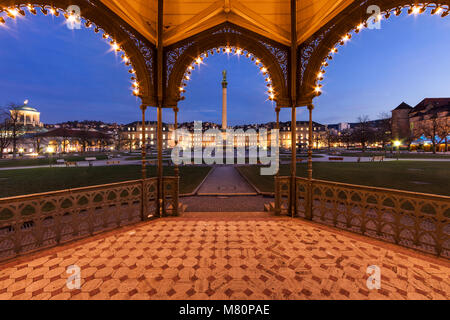 Schloßplatz in Stuttgart in der Morgendämmerung, aus dem Inneren des Pavillon. Im Hintergrund: Neues Schloss (Neues Schloss). Stockfoto