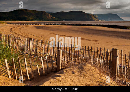 Holzzaun am Strand von Llandudno West Shore, North Wales Küste Stockfoto