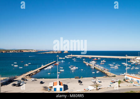 Türkisblaues Wasser auf der einsame Strände von Sagres an der Algarve, Portugal Stockfoto