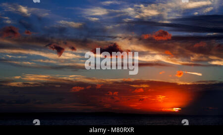 Lit Wolken bei Sonnenuntergang über der Küste von Nordwales, Llandudno West Shore Stockfoto