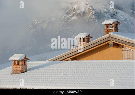 Schornstein Topf auf einem schneebedeckten Dach Stockfoto