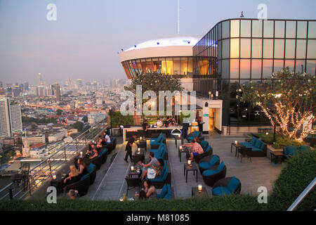 Thailand, Bangkok; Millennium Hilton Hotel, Bar auf der Dachterrasse, Skyline, Menschen, Stockfoto