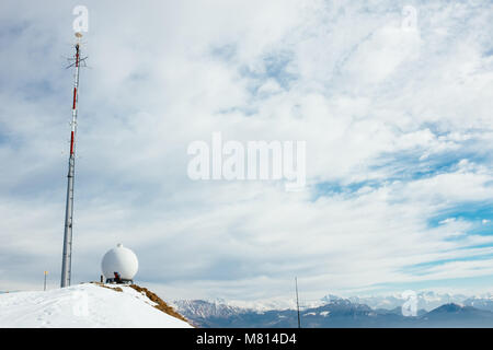 Wetterstation von Monte Lema im Tessin, mit Schnee, Schweiz Stockfoto