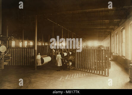 Junge Mädchen in Warping Zimmer in der Textilfabrik, Lonsdale, Rhode Island, USA, Lewis Hine für nationale Kinderarbeit Ausschuss, November 1912 Stockfoto