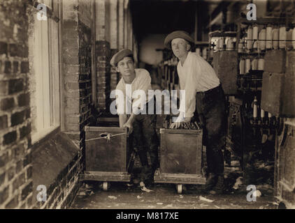 Zwei Jungen arbeiten in Cotton Mill, Mobile, Alabama, USA, Lewis Hine für nationale Kinderarbeit Ausschuss, Oktober 1914 Stockfoto