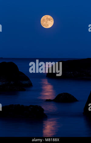 Vollmond über dem Meer an der Costa Brava, Spanien Stockfoto