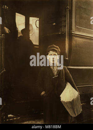 Donato Dandrea, 14 Jahre alt, verkauft Zeitungen Tage und Abende, die nicht zur Schule gehen, Buffalo, New York, USA, Lewis Hine für nationale Kinderarbeit Ausschuss, Februar 1910 Stockfoto