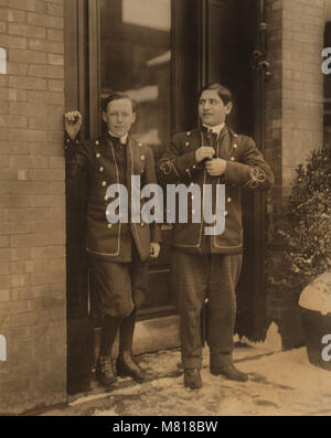 Zwei Pagen, Portrait in der Tür während der Pause, bis Mitternacht, Utica, New York, USA, Lewis Hine für nationale Kinderarbeit Ausschuss, Februar 1910 Stockfoto