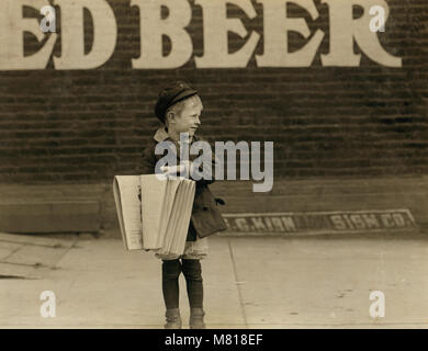 Francis Lanze, 5-jährige Newsboy, full-length Portrait auf Bürgersteig, Grand Avenue, St. Louis, Missouri, USA, Lewis Hine für nationale Kinderarbeit Ausschuss, Mai 1910 Stockfoto