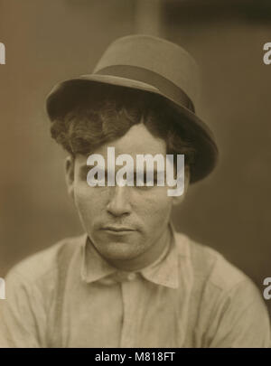 Teenage Newsboy, Kopf und Schultern Portrait, St. Louis, Missouri, USA, Lewis Hine für nationale Kinderarbeit Ausschuss, Mai 1910 Stockfoto