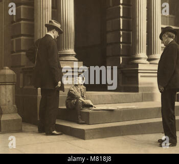 Harry Silverstein, 7-jährige Newsboy, verkaufen Zeitungen auf den Aufbau von Schritten, arbeitet 8 Stunden pro Tag, Besuche Limousinen, Wilmington, Delaware, USA, Lewis Hine für nationale Kinderarbeit Ausschuss, Mai 1910 Stockfoto