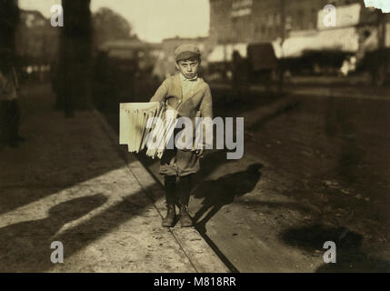 Junge Newsboy, (denkt er ist) 8 Jahre alt, arbeitet bis 18:30 Uhr jede Nacht in voller Länge Porträt verkaufen Zeitungen auf der Strasse, Northampton, Massachusetts, USA, Lewis Hine für nationale Kinderarbeit Ausschuss, August 1912 Stockfoto