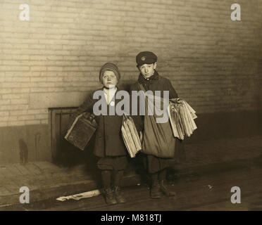 Stanley Steiner, 10 Jahre alt, und Boot-Black Newsboy, Botvin & Jakob, 13 Jahre alt, Newsboy, in voller Länge Porträt der Arbeit um 1:00 Uhr, Providence, Rhode Island, USA, Lewis Hine für nationale Kinderarbeit Ausschuss, November 1912 Stockfoto