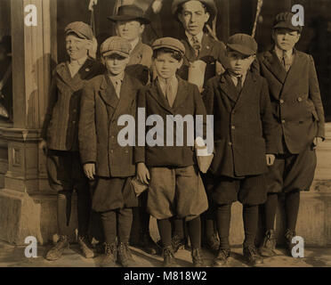 Gruppe von Jungen, meist unter 12 Jahre alt, arbeiten an furchgott's Kaufhaus, in voller Länge Porträt, Jacksonville, Florida, USA, Lewis Hine für nationale Kinderarbeit Ausschuss, März 1913 Stockfoto