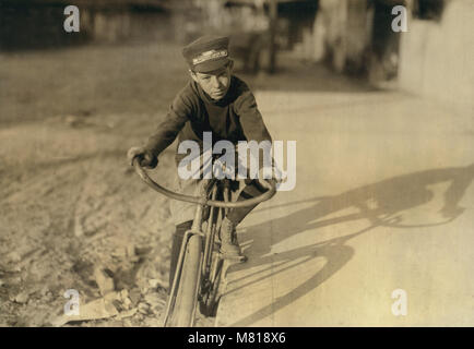 Curtis Hines, 14 Jahre alt, Western Union Messenger, Works 4:00-8:00 Uhr in voller Länge Porträt Sitzen auf dem Fahrrad, Houston, Texas, USA, Lewis Hine für nationale Kinderarbeit Ausschuss, Oktober 1913 Stockfoto