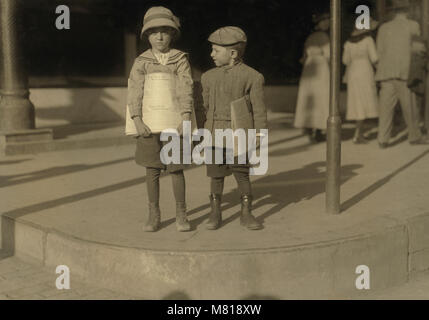 Odell McDuffy (links), Sam Stillman, Newsboys, 6 Jahre alt, in voller Länge Porträt verkaufen Zeitung, Dallas, Texas, USA, Lewis Hine für nationale Kinderarbeit Ausschuss, Oktober 1913 Stockfoto