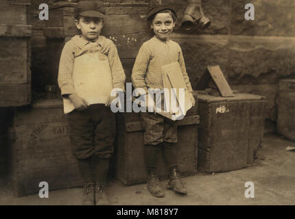 Zwei junge Newsboys, 7 und 9 Jahre alt, in voller Länge Porträt verkaufen Zeitungen, New Orleans, Louisiana, USA, Lewis Hine für nationale Kinderarbeit Ausschuss, November 1913 Stockfoto