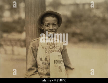 Roland, der 11-jährige Newsboy, halber Länge Portrait, Newark, New Jersey, USA, Lewis Hine für nationale Kinderarbeit Ausschuss, August 1924 Stockfoto