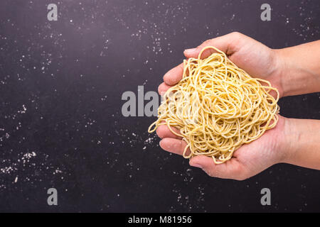 Close up traditionelle Thai gelbe Nudeln auf schwarzen Steintisch Hintergrund Stockfoto