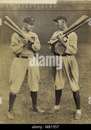 Ty Cobb, Detroit, und Joe Jackson, Cleveland, nebeneinander stehend, jedes einzelnen Betriebs, Fledermäuse, von L. van Oeyen, 1913 Stockfoto