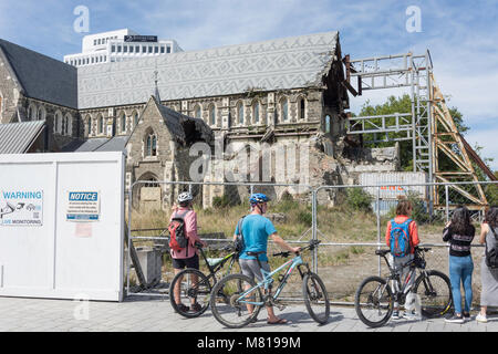 Touristen anzeigen Dom Schäden durch Erdbeben 2011, Cathedral Square, Christchurch, Canterbury, Neuseeland Stockfoto