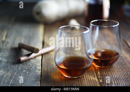 Vintage tools von Glas rum auf einem rustikalen Holztisch mit Zigarren und Flasche. Friseur auf hölzernen Hintergrund Stockfoto