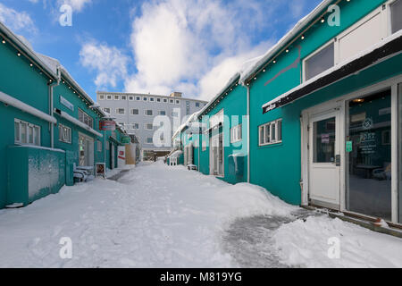 Alten Hafen, Restaurants und Geschäfte entlang der verschneite Gasse in Reykjavik, Island Stockfoto