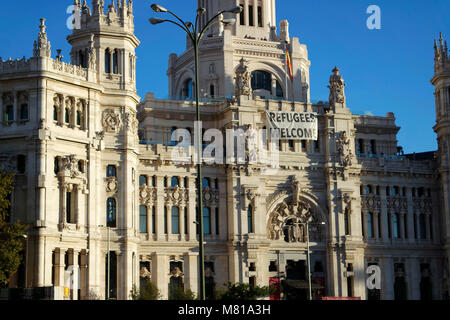 Politischen Slogan 'Flüchtlinge Willkommen "am Palacio de Communicaciones, Madrid. Stockfoto