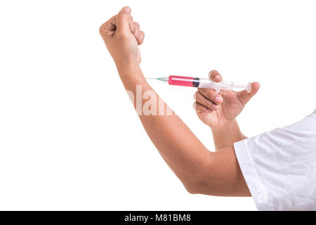 Fat woman holding Spritze und roten Droge zu Ihrem Handgelenk auf weißem Hintergrund injizieren Stockfoto