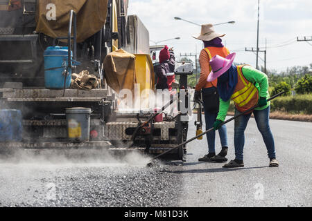 Arbeiten im Freien: die Arbeiter der Prozess des Aufbaus von neuen Asphaltstraße auf der neuen Straße Baustelle in Thailand Stockfoto