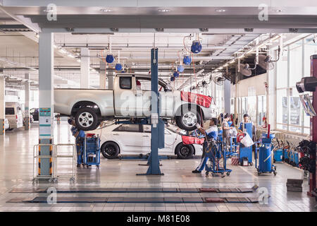 PHUKET, Thailand - Januar 25: Auto Techniker Reparatur Auto in Werkstatt Service Station in Phuket am 25. Januar 2018. Die offiziellen Händler von Toyota, Stockfoto