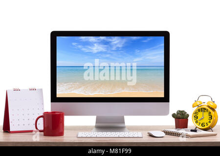 Moderne Desktop Computer, Kaffeetasse, Wecker, Notebook und Kalender auf Holztisch. Studio Schuß auf weißem Hintergrund. Mit Clipping gespeichert Stockfoto