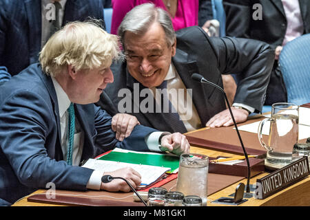 New York, USA, 28. Apr 2017. Der britische Minister für auswärtige Angelegenheiten und Commonwealth-Fragen Boris Johnson (L) Aktien einen hellen Moment mit dem Generalsekretär der Vereinten Nationen, Antonio Guterres während der Sicherheitsrat der Vereinten Nationen Ministertagung über Nordkorea auf das UN-Hauptquartier in New York City am 28. April 2017. Foto von Enrique Ufer/Alamy Stock Foto Stockfoto