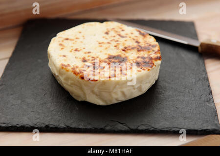 Gegrillter Käse auf einer Schiefertafel Schneidebrett Stockfoto