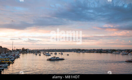 Sonnenuntergang über Newport Beach Harbour im südlichen Kalifornien Vereinigte Staaten von Amerika Stockfoto