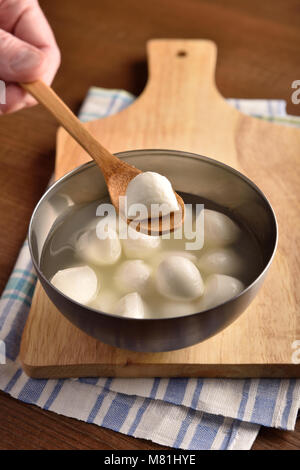 Kleine mozzarella Kugel auf einem Löffel aus Holz Stockfoto