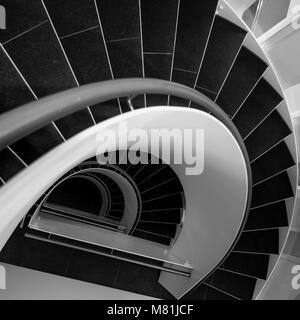 Wendeltreppe in ein modernes Gebäude in Schwarz und Weiß Stockfoto