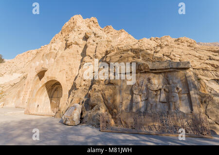 Taq-e Bostan. Kermanshah. In den Fels gehauen, Ort mit mehreren Reliefs aus Ära der Sassanidenreich in Persien. Winter, kurz nach Sonnenaufgang. Stockfoto