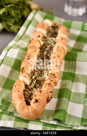 Pita Brot mit Käse und Dill auf einem Handtuch Stockfoto