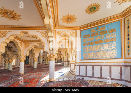 Shafeiha Moschee (Jame-Shafeie), die Details der Decke und Dekoration der sunnitischen Moschee in Kermanshah. Stockfoto