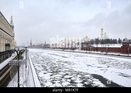 = Übersicht Moskau Fluss und Kreml im Schnee = Moskau winter Stadtbild von bolschoi Moskvoretsky Brücke mit Blick auf die eisigen Fluss Moskva (Moskau Stockfoto