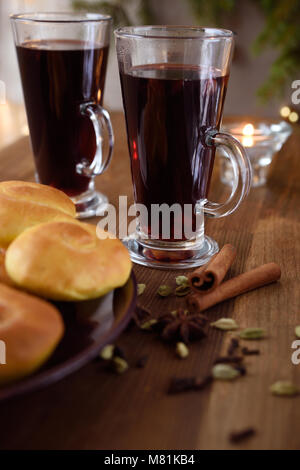 Wein mit Gewürzen und Ingwer rollt auf einem Weihnachten Tabelle Glühwein Stockfoto